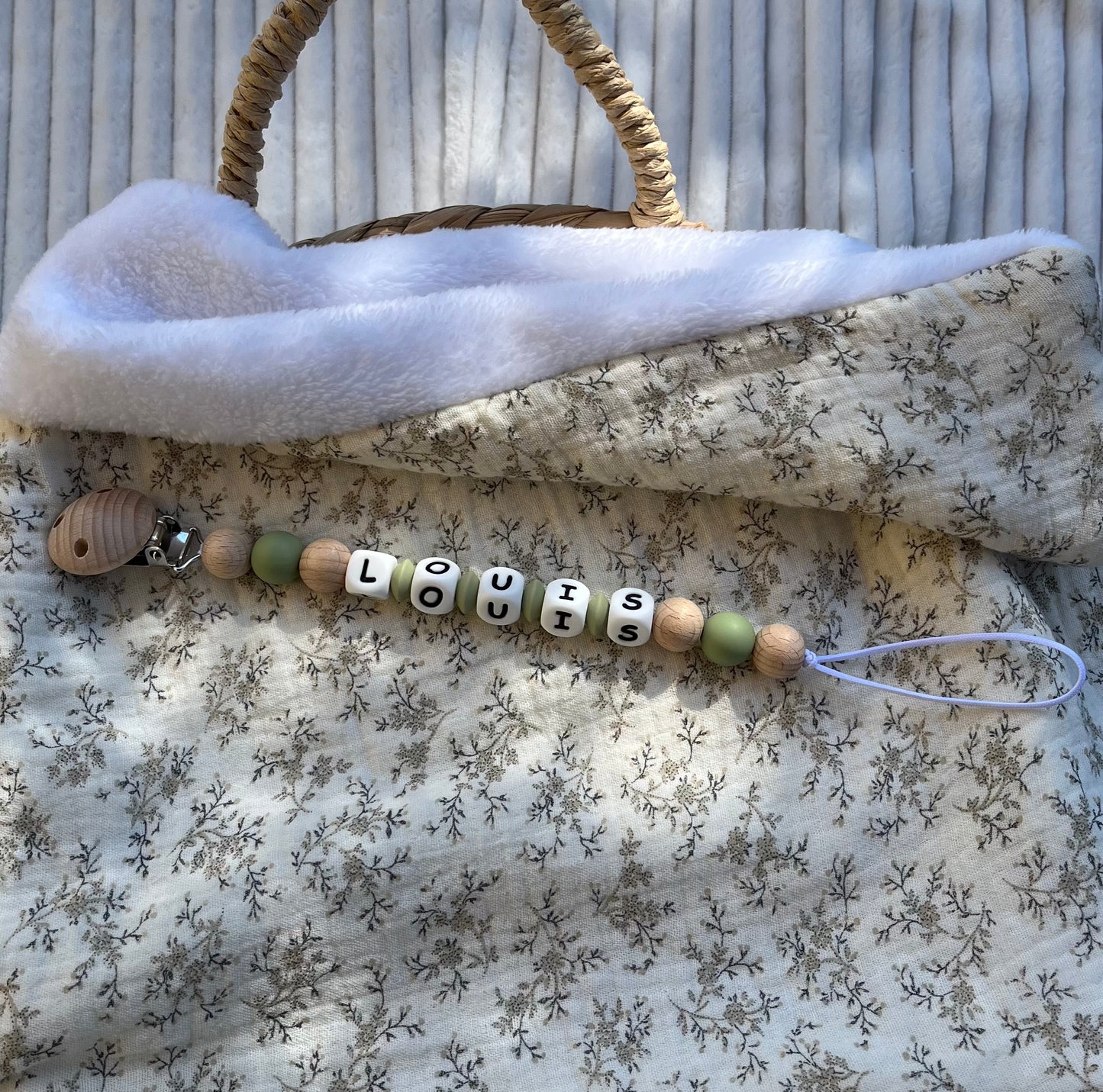 Attache tétine en bois et silicone vert kaki