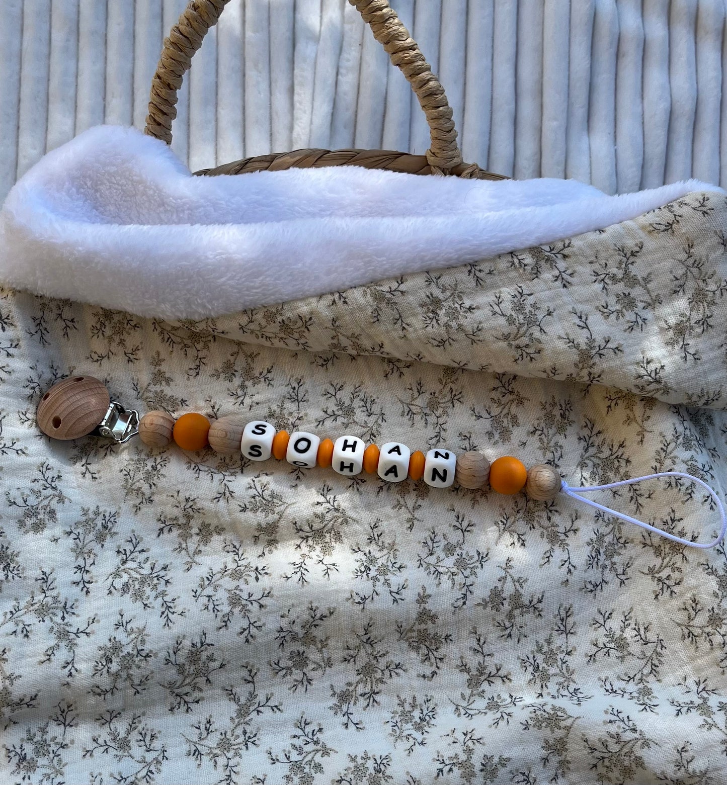 Attache tétine en bois et silicone orange