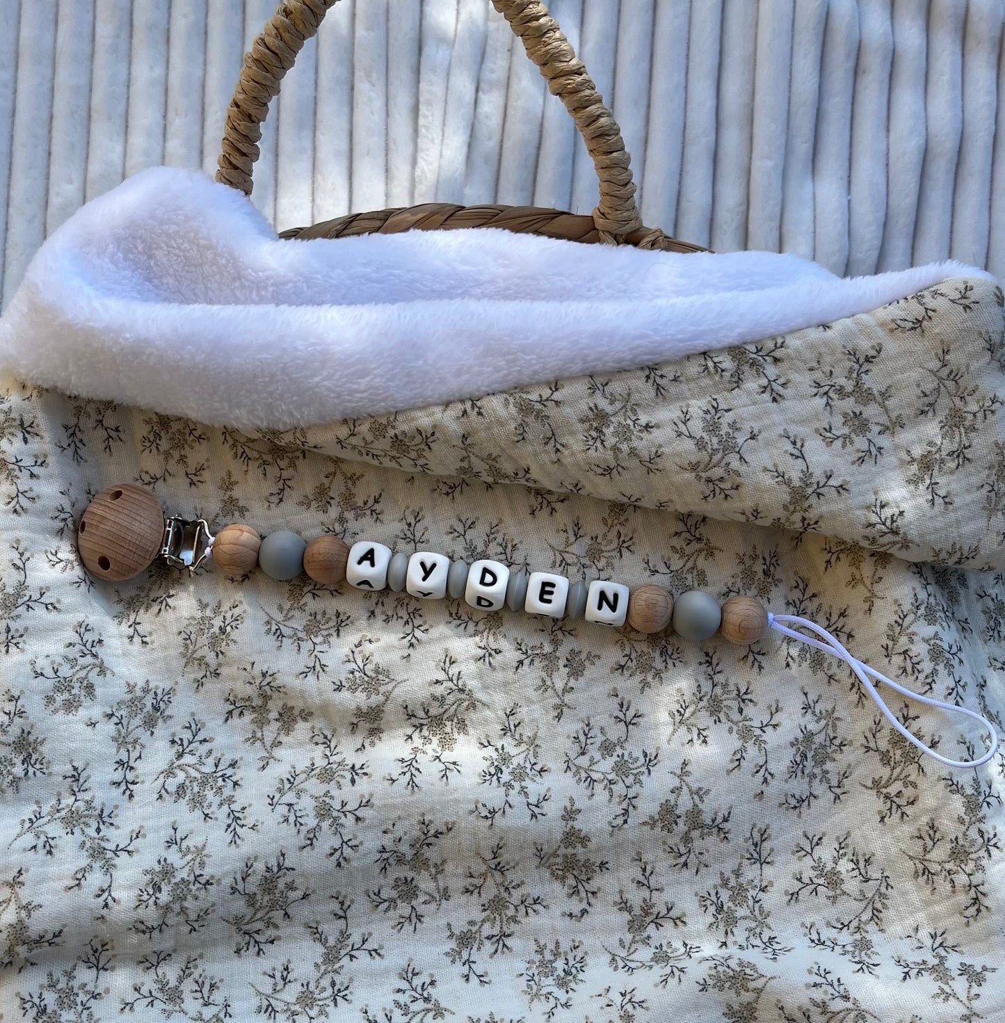 Attache tétine en bois et silicone gris