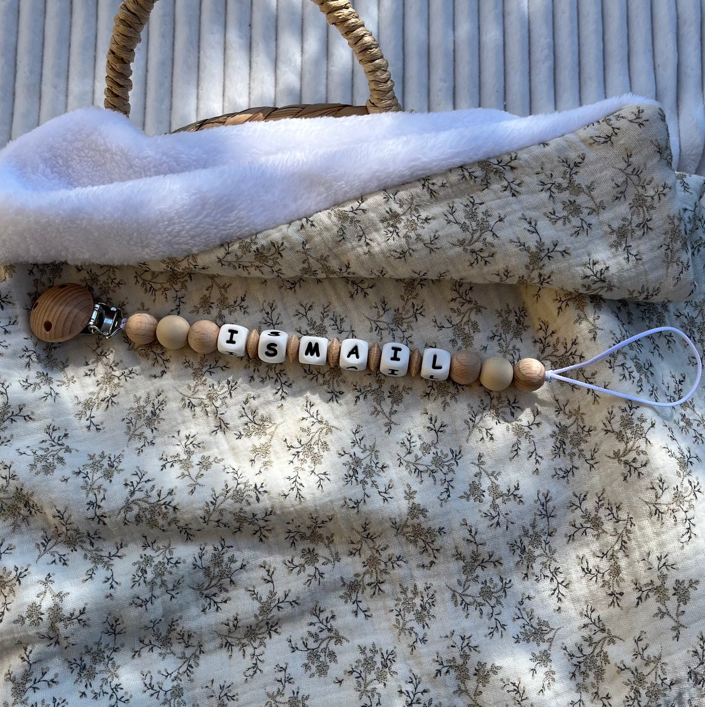 Attache tétine en bois et silicone beige