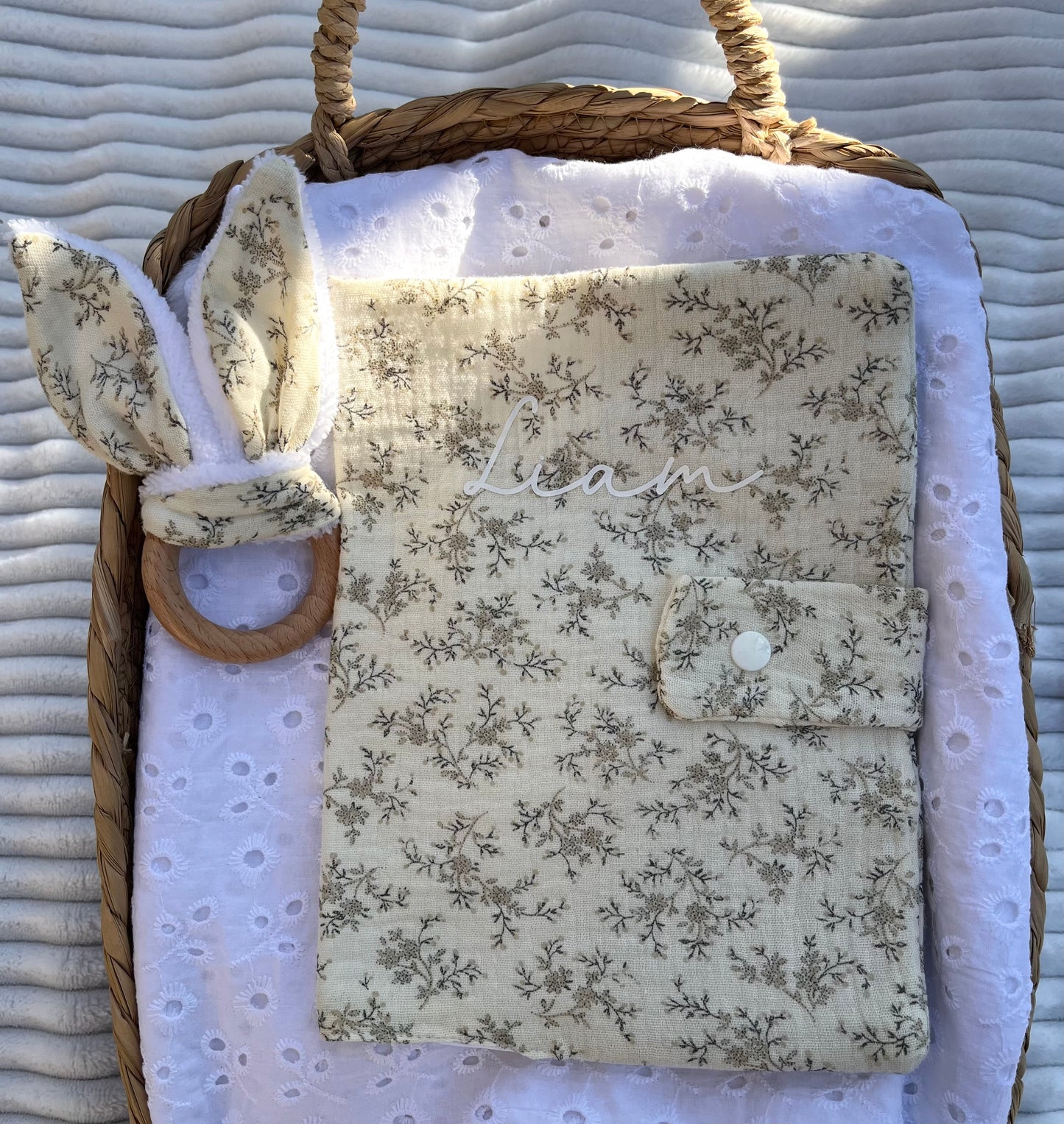 Protège carnet de santé fleuri Écru personnalisable