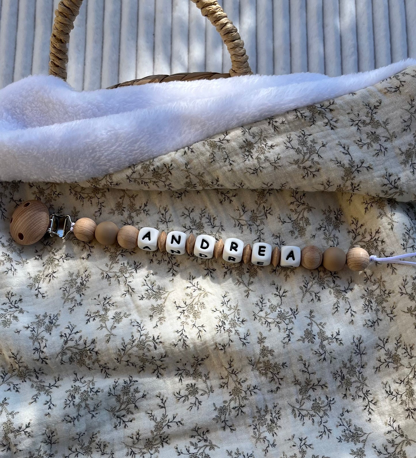 Attache tétine en bois et silicone taupe