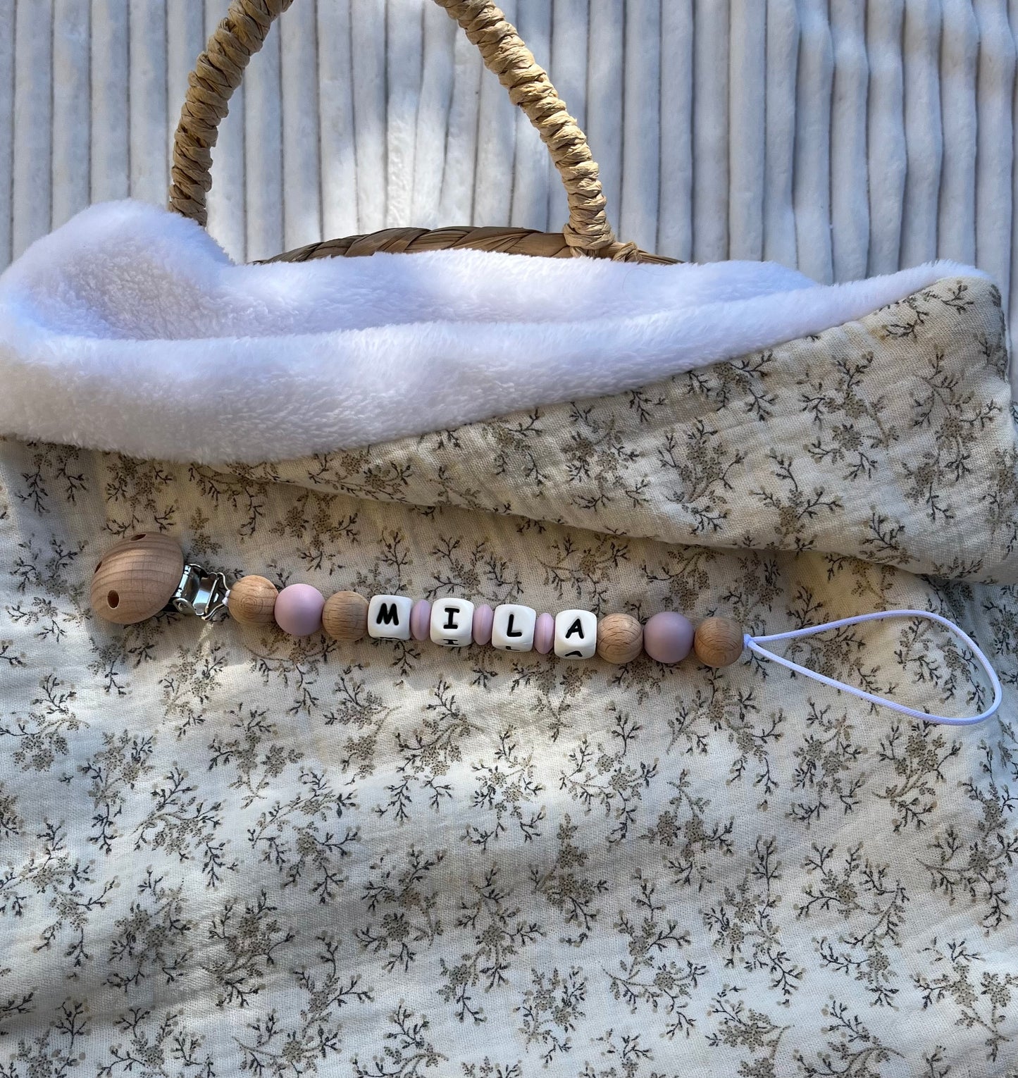 Attache tétine en bois et silicone mauve