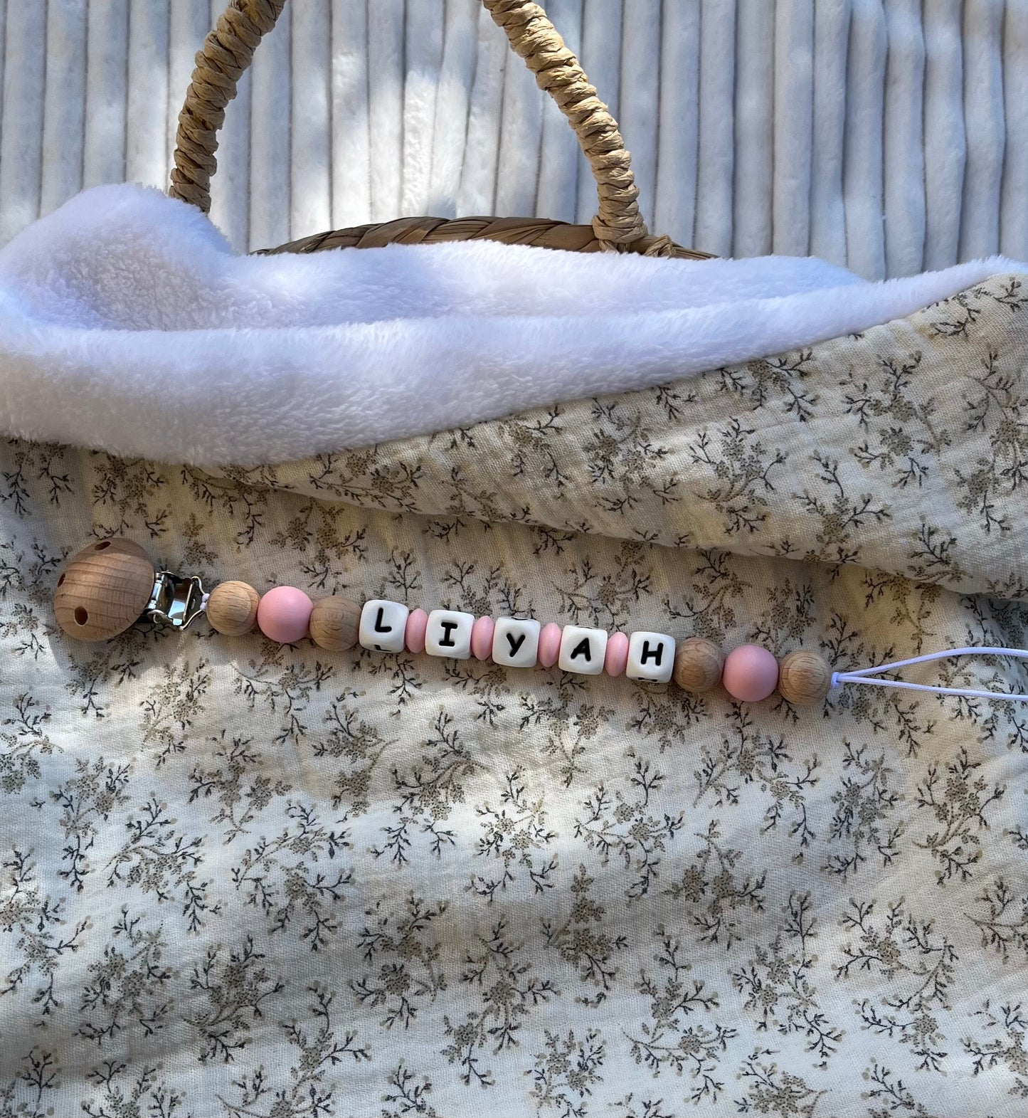 Attache tétine en bois et silicone rose pâle